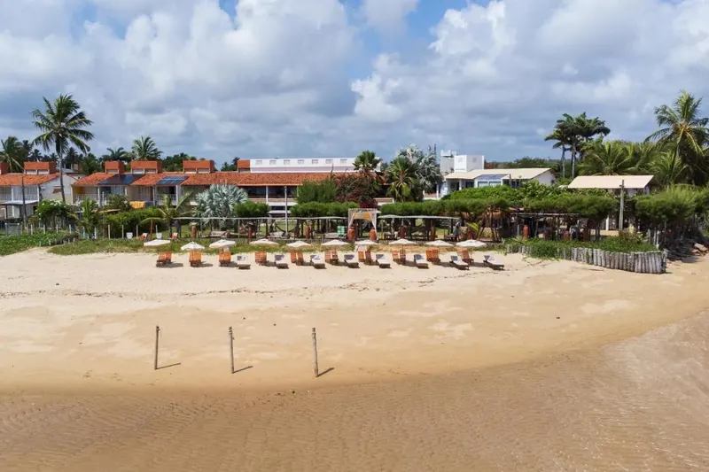 Praia em frente à Pousada Encontro das Águas, em Peroba