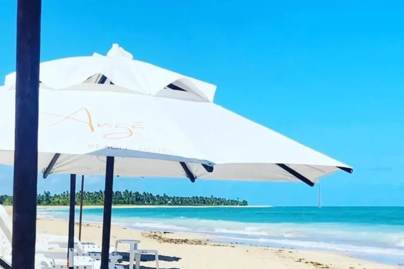 Guarda-sóis na praia em frente à Pousada Rangai, em Antunes