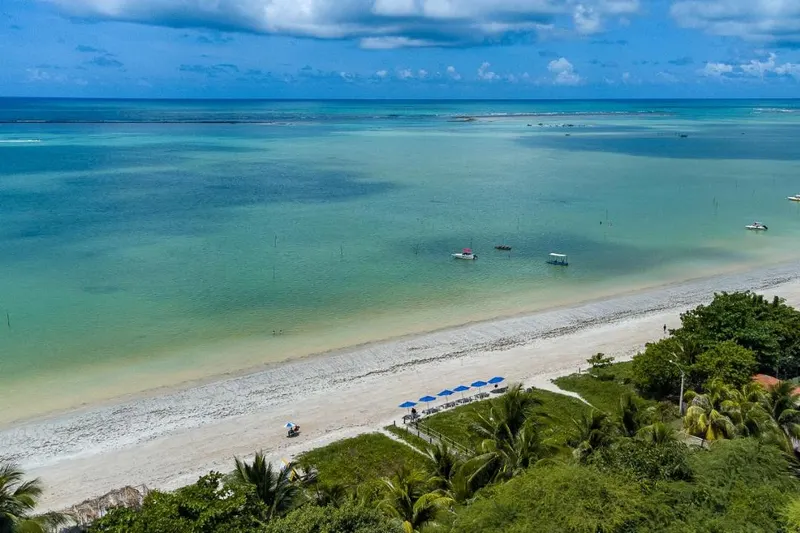 Mar e praia de Ponta de Mangue, em Maragogi
