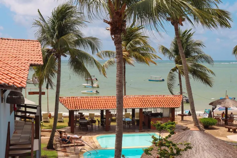 Piscina e praia da Pousada Vivenda Oriente, em São José da Coroa Grande