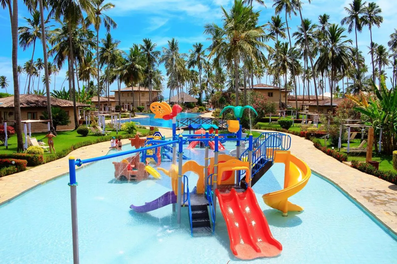 Área infantil com escorregadores no Grand Oca Maragogi Resort