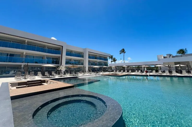 Piscina do resort