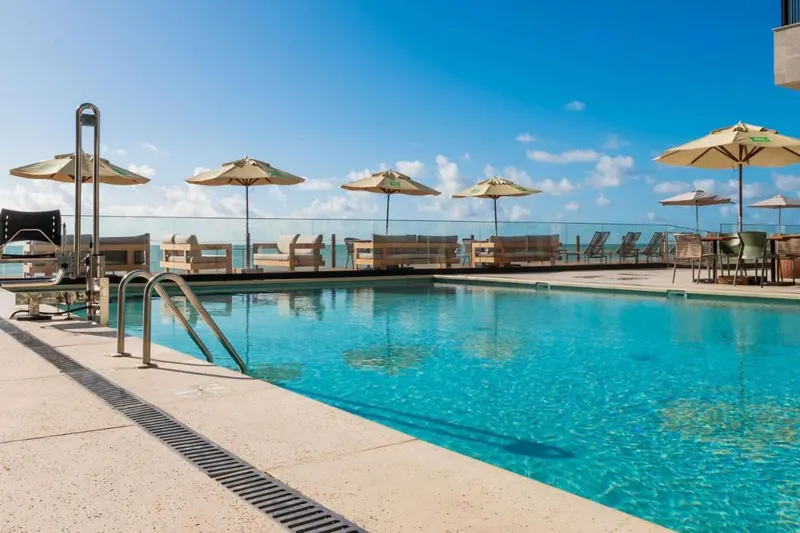 Piscina do hotel