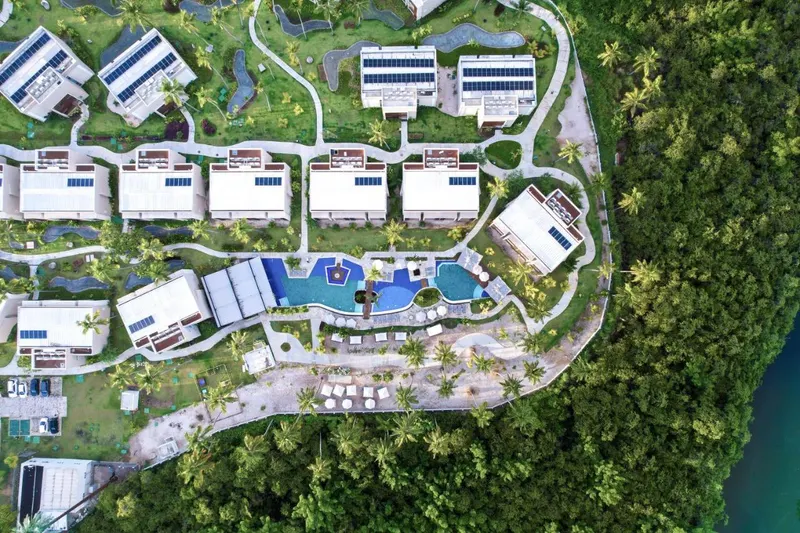 Piscina do resort