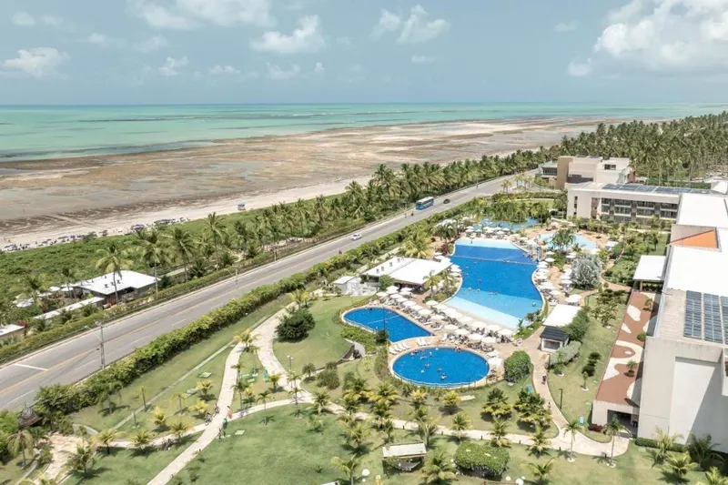 Piscina do resort