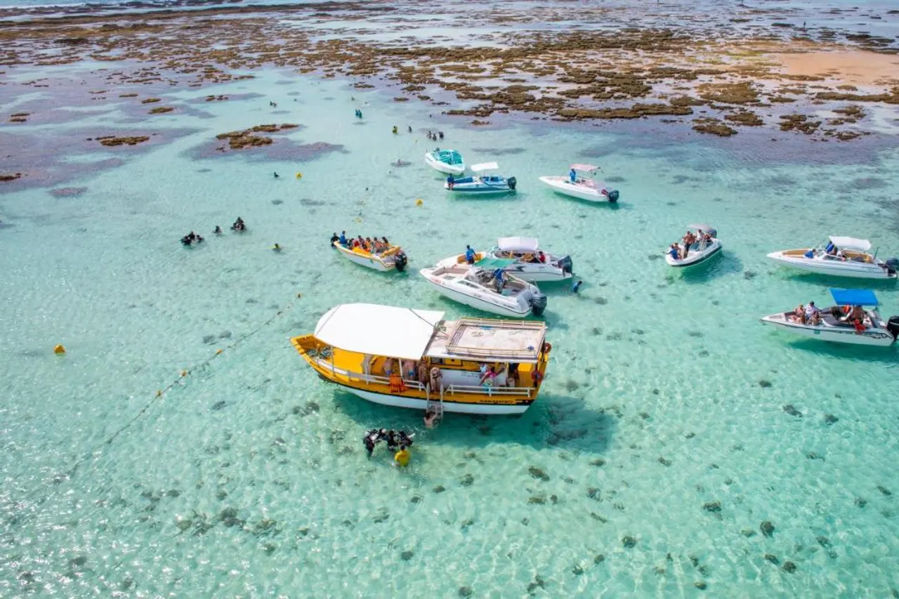 Barcos ancorados nas piscinas naturais de Maragogi