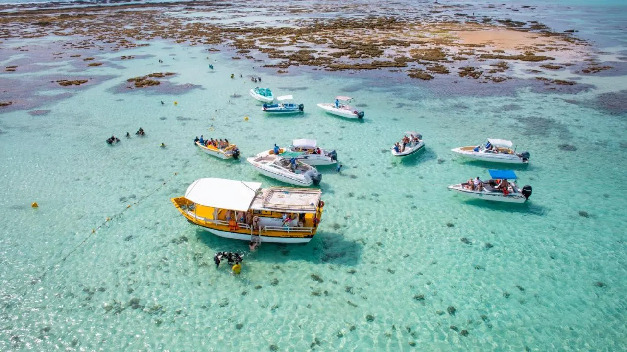 Barcos nas piscinas naturais de Maragogi